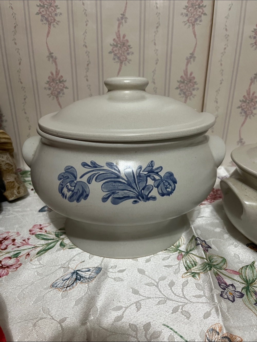 White Ceramic Covered Soup Tureen with Blue Floral Motif pfaltzgraff Yorktown
